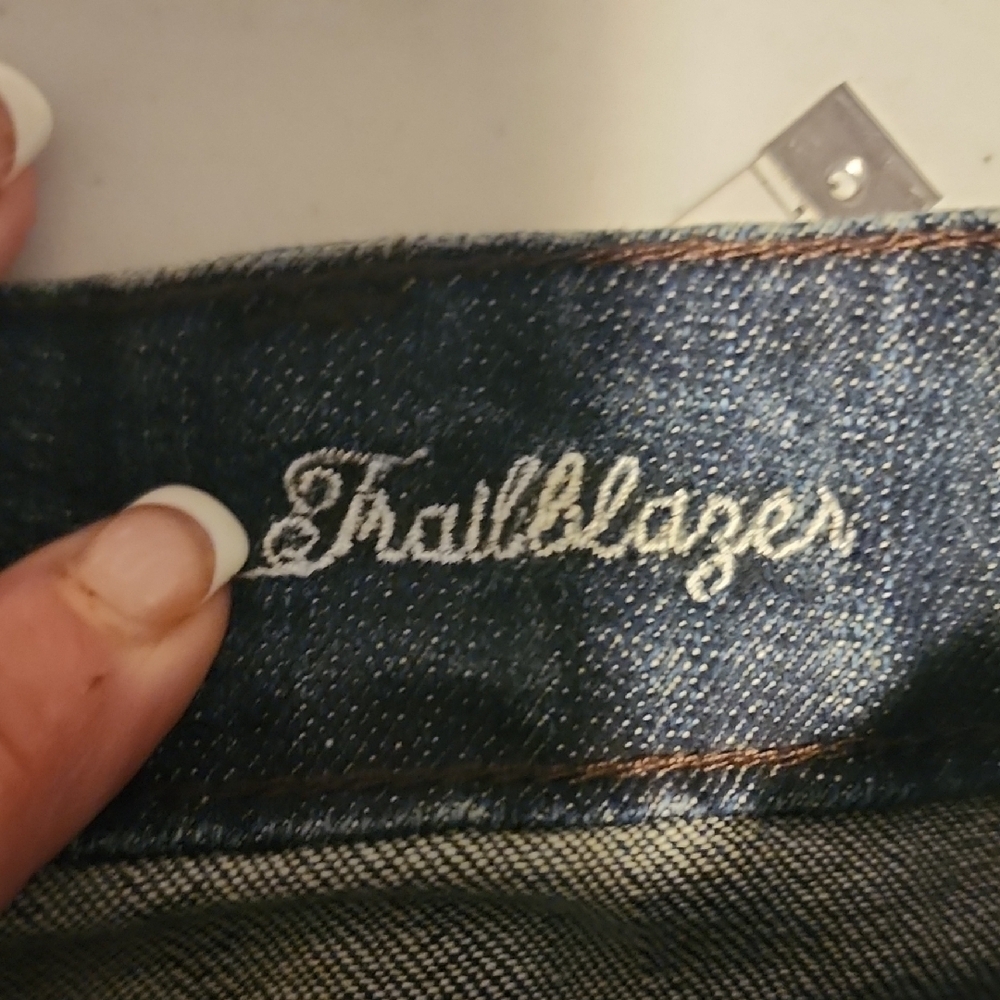 Cowgirl Tuff NWT Trailblaibers Blue Denim Jeans with Embroidery In Size 29 - Picture 4 of 10